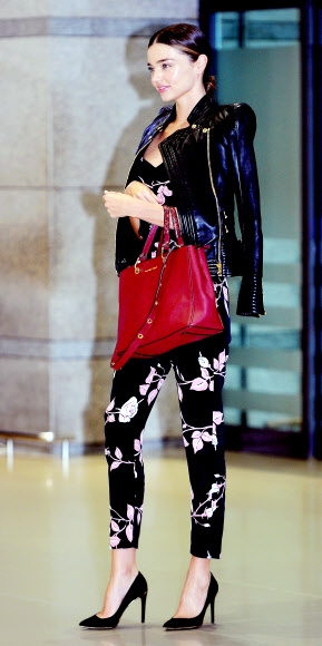 세계적인 톱모델 미란다 커가 13일 오후 인천광역시 중구 운서동에 위치한 서울 인천국제공항을 통해 한국으로 입국했다. 스포츠서울