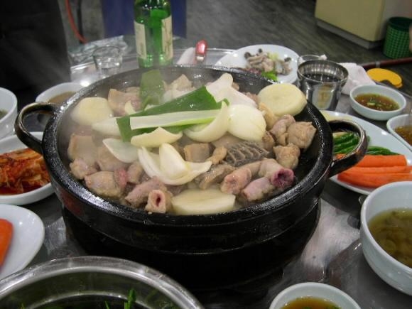 능동로 한 식당에서 내놓은 곱창 요리. 광진구를 대표하는 3대 음식문화 특화 지역인 군자역 옆 ‘능마루 맛의 거리’와 미가로 맛의 거리, 건대 앞에서 잇달아 음식 축제가 열린다. 광진구 제공