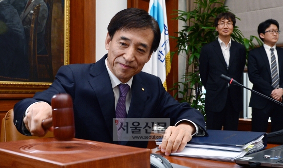 이주열 한국은행 총재가 15일 오전 서울 중구 한국은행 본관 대회의실에서 열린 금융통화위원회 본회의에 참석, 의사봉을 두드리고 있다. 이호정 기자 hojeong@seoul.co.kr