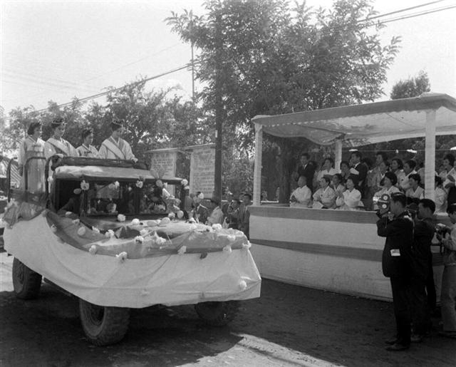 1965년 제9회 밀양아랑제에서 ‘꽃자동차’를 탄 미녀들이 본부석을 지나고 있다. 국가기록원 제공