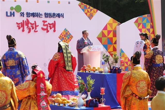 15일 이재영 LH 사장이 경기 성남시 분당구 정자동 LH 본사에서 다문화가정 부부 15쌍의 결혼식 주례를 서고 있다.  LH 제공