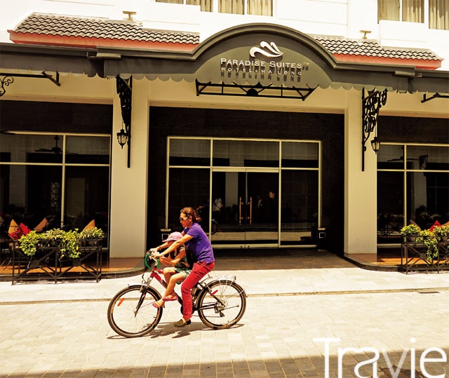 하롱베이의 한낮은 여유로움으로 가득하다. 파라다이스 호텔앞 풍경. 모녀가 자전거를 타고 태양 아래를 천천히 지나고 있다
