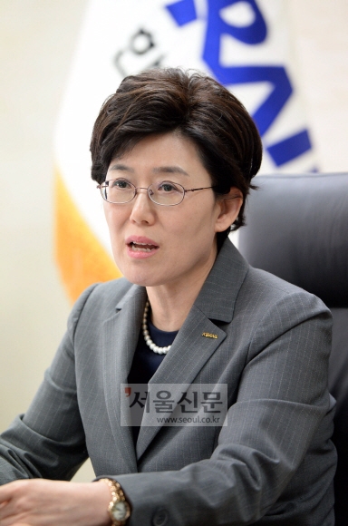 최연혜 코레일 사장이 16일 서울역 본관 6층 코레일 서울본부에서 경영정상화 성과를 설명하면서 제2의 국가성장을 뒷받침 할 수 있는 원동력인 철도산업과 코레일의 비전을 밝혔다. 이호정 기자 hojeong@seoul.co.kr