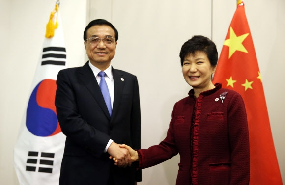 악수하는 박 대통령과 리커창 중국 총리