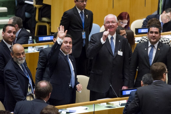 16일(현지시간) 뉴욕 유엔본부에서 열린 총회에서 2015년 1월부터 2년간을 임기로 하는 비상임 이사국에 선출된 베네수엘라의 라파엘 라미레즈 외무장관(오른쪽 두 번째)이 엄지를 치켜 들며 기뻐하고 있다. 이날 말레이시아, 앙골라, 베네수엘라, 뉴질랜드, 스페인이 유엔 안전보장이사회(안보리)의 새 비상임 이사국으로 선출됐다. AP/뉴시스