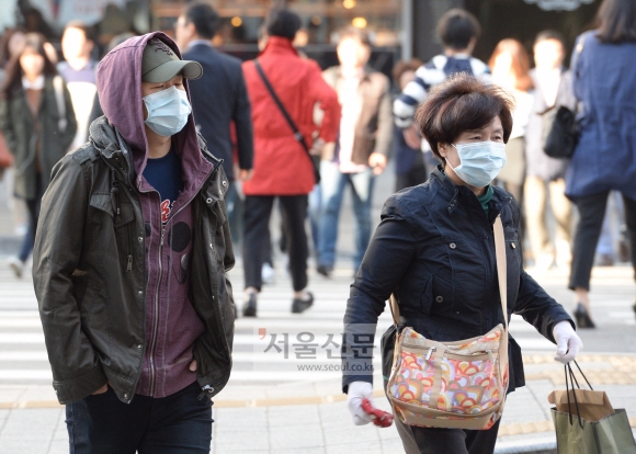 쌀쌀한 날씨를 보인 17일 오전 두꺼운 옷을 입은 시민들이 서울 강남역을 지나고 있다.  도준석 기자 pado@seoul.co.kr