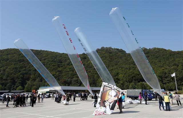 지난 10일 경기 파주시 탄현면 통일동산 주차장에서 자유북한운동연합이 황장엽 전 노동당 비서의 사진 등을 매단 삐라를 북한 땅으로 날려 보내는 준비를 하고 있다. 연합뉴스