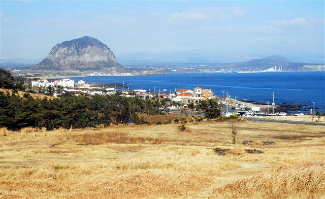 제주 남서부 최고의 경관을 자랑하는 송악산 일대. 제주도는 최근 경관 사유화와 환경 파괴 논란에도 경관심의를 통과시켜 중국 자본에 사업 추진의 길을 열어줘 비난을 사고 있다.
