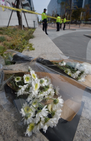 19일 환풍구 붕괴 사고가 발생한 경기 성남 판교테크노밸리 야외광장에 희생자를 추모하는 하얀 꽃다발이 놓여 있다. 박지환 기자 popocar@seoul.co.kr
