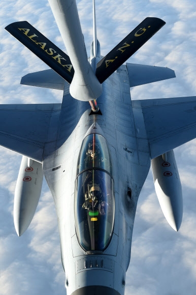 ‘레드플래그 알래스카’ 훈련에 참가 중인 KF-16 전투기가 미공군의 KC-135 공중급유기로부터 공중급유를 받고 있다.  공군 제공