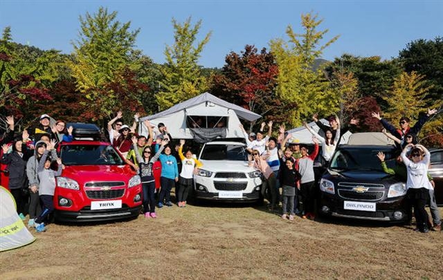 한국GM이 18~19일 이틀간 개최한 패밀리 오토캠핑 행사에 참여한 가족들이 기념사진을 찍고 있다. 한국GM 제공