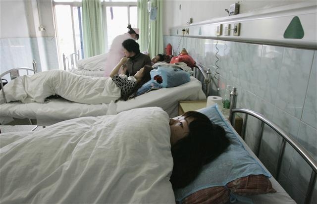 젊은 중국인 대리모들이 광저우에 있는 병원에 누워 천장을 바라보고 있다. 이들은 출산 때까지 산책조차 자유롭지 못하고, 수술 후 부작용이 생겨도 보상받지 못하는 등 인권 사각지대에 놓여 있다. 사우스차이나모닝포스트 캡처