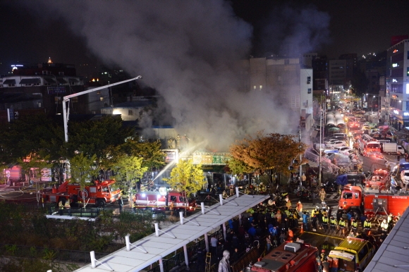 20일 오후 10시 57분쯤 서울 종로5가 전태일다리 건너편에 위치한 상가건물에서 화재가 발생해 인근 상가로 불이 번지고 있는 가운데 소방대원들이 진화작업을 하고 있다. 안주영 기자 jya@seoul.co.kr