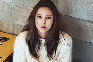 박시연 화보 ‘분장실의 한때’ 고혹적인 자태 선보여