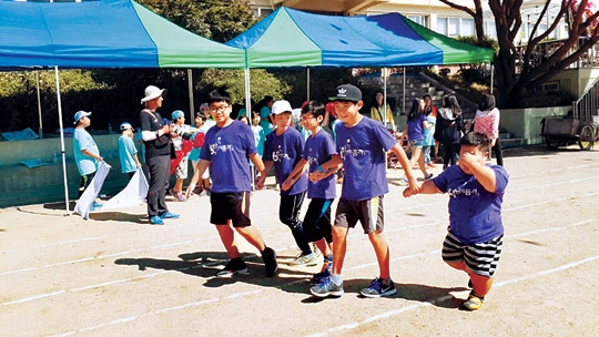 ‘꼴찌 없는 달리기’ 제일초등학교 어린이들.