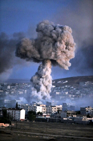 미국 주도 국제연합군이 20일(현지시간) 시리아 코바니에 공습을 가하자 거대한 연기가 치솟고 있다.  수루치 AP 연합뉴스