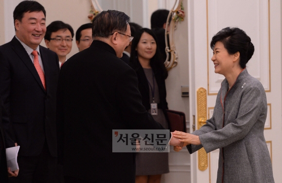 박근혜 대통령이 21일 청와대를 방문한 탕자쉬안 전 중국 외교담당 국무위원을 만나 악수하고 있다.  이호정 기자 hojeong@seoul.co.kr