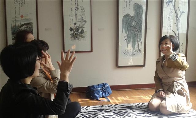 지난 17일 서울 강북구 수유동 윤극영 선생 생가에서 중년 여성들이 동화 구연을 배우고 있다.