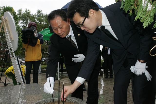 정원오(오른쪽) 성동구청장과 박경준 구의회 의장이 21일 서울 강변북로 인근 위령탑에서 열린 ‘성수대교 붕괴 사고 20주년 위령제’에 앞서 분향하고 있다. 성동구 제공