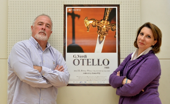 오페라 ‘오텔로’에서 오텔로를 연기할 테너 클리프턴 포비스(왼쪽)와 데스데모나 역의 소프라노 세레나 파르노키아가 포스터 앞에 나란히 섰다. 한국 공연이 처음인 이들은 약속이나 한듯 “설레고 흥분된다”는 소감을 밝혔다. 손형준 기자 boltagoo@seoul.co.kr