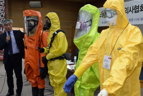 에볼라 대응 의료진 ‘레벨 C’ 전신보호복 입는다 