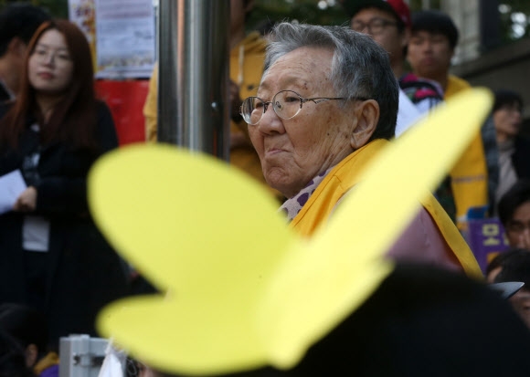 건강이 악화된 길원옥 일본군 위안부 피해 할머니가 22일 서울 종로구 중학동 일본대사관 앞에서 열린 제1149차 정기 수요 시위에서 시민들의 발언에 귀를 기울이고 있다. 연합뉴스