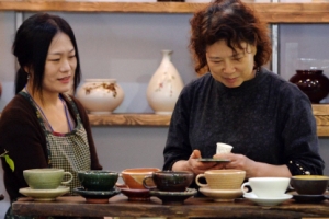 그릇이 고와 차맛도 좋겠네