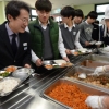 [포토] 조희연 교육감 “아~ 맛있는 반찬 좀 더 주세요”