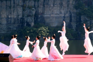 30년 만에 공개된 이서적벽 앞에서 춤추는 선녀들