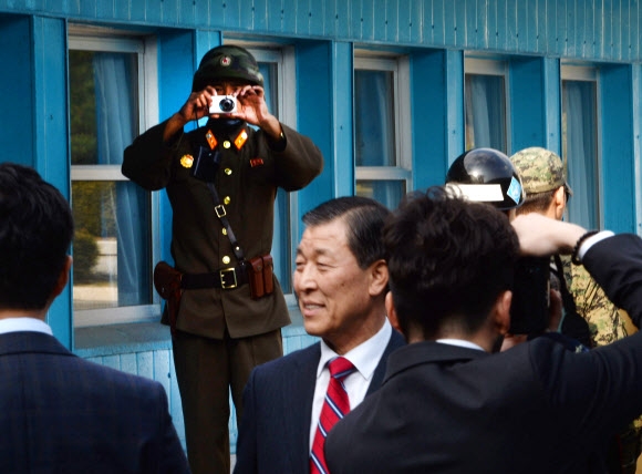 한국측 촬영하는 북한군