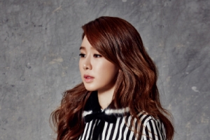 유인나 화보, 섹시한 의자녀 숨막히는 각선미