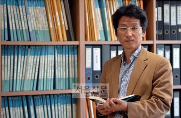 지난 24일 서울 종로구 지하문로 참여연대 사무실에서 박경신 교수가 ‘파업 등 쟁의행위의 형법상 업무방해죄 성립 여부’에 대해 설명하고 있다. 박지환 기자 popocar@seoul.co.kr