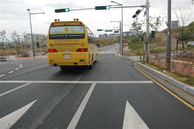 명품 도시를 추구한 울산혁신도시 1단계 조성 결과 여러 문제점을 드러내 하자 도시가 될 우려를 낳고 있다. 도로 차로가 갑자기 좁아져 교통사고 발생이 우려된다.