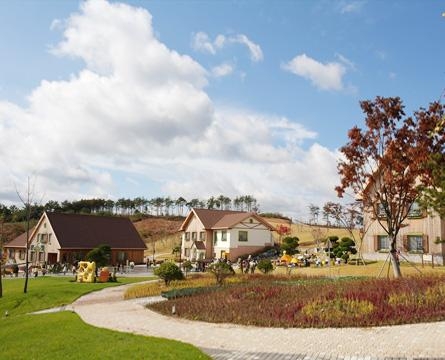 우리나라 최초로 치즈를 생산한 전북 임실군의 임실치즈테마파크가 관광 명소로 부상하고 있다. 축구장 19개 넓이의 초지에 자리 잡은 임실N 치즈체험관. 임실치즈테마파크 제공 