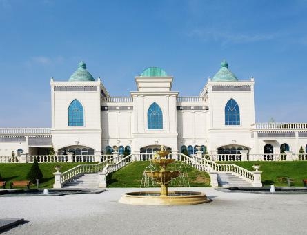 우리나라 최초로 치즈를 생산한 전북 임실군의 임실치즈테마파크가 관광 명소로 부상하고 있다. 사진은 치즈테마파크의 랜드마크인 치즈캐슬. 임실치즈테마파크 제공