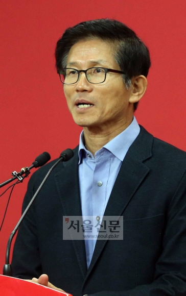 새누리당 김문수 보수혁신특별위원장이 26일 서울 여의도 당사에서 기자간담회를 열어 정치 혁신 방향을 밝히고 있다.  