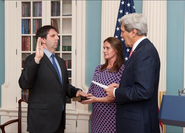마크 리퍼트(왼쪽) 주한 미국대사가 24일(현지시간) 미국 워싱턴DC 국무부에서 존 케리 국무장관과 아내 로빈 앞에서 취임 선서를 하고 있다. 미국무부 제공