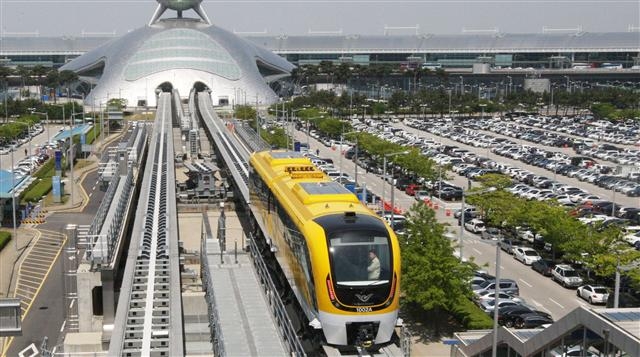 하자 문제가 해결되지 않아 준공된 지 2년 넘게 시험운전 중인 인천공항 자기부상열차. 서울신문 포토라이브러리