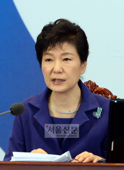 박근혜 대통령이 28일 오전 청와대 위민관 영상국무회의실에서 열린 청와대-세종청사 간 국무회의에서 모두발언하고 있다. 이호정 기자 hojeong@seoul.co.kr