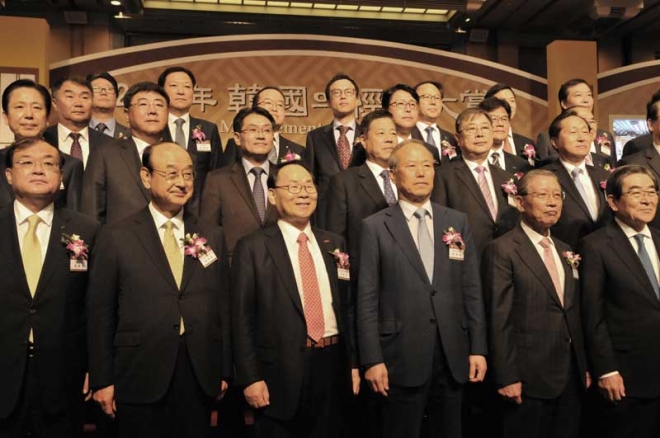 10월 28일 개최된 ‘2014 한국의 경영대상’ 시상식에 참석한 에너지관리공단 변종립 이사장(두 번째 줄 왼쪽 세 번째)이 창조경영부문 대상 수상 후 수상자들과 함께 기념촬영을 하고 있다.