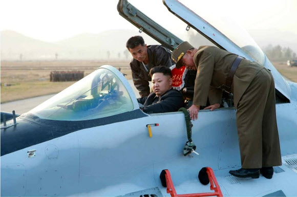 전투기 조종석에 앉은 北 김정은과 리병철 공군사령관