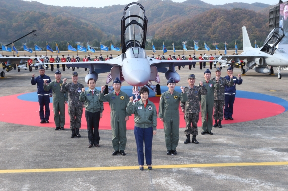 박근혜 대통령이 30일 강원도 원주 공군 제8전투비행단에서 열린 국산전투기 FA50 전력화 기념식에 참석, 비행단 관계자들과 기념촬영을 하고 있다. 청와대 사진기자단