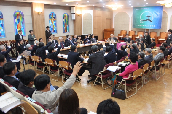 한국기독교교회협의회(교회협)가 총무 인선을 둘러싼 내홍으로 위기에 봉착했다. 사진은 지난 23일 교회협 실행위원회에서 김영주 현 총무의 재임을 결정하는 모습. 한국기독교교회협의회 제공