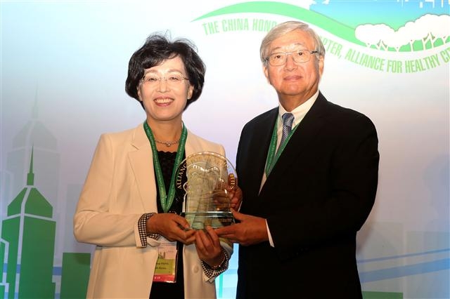 지난 29일 태평양지역 건강도시연맹 국제 콘퍼런스에서 박춘희(왼쪽) 송파구청장이 우수사례상을 받은 뒤 신영수 WHO 서태평양 지역 사무총장과 나란히 서 있다. 송파구 제공