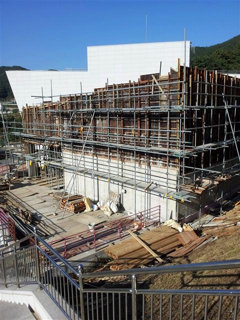 정관박물관 3층 옥상 한쪽에서 어린이 체험 공간 증축 공사가 한창이다.