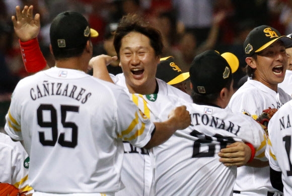 이대호(가운데)가 30일 한신과의 일본시리즈 5차전에서 1-0 승리로 시리즈 우승을 확정한 뒤 동료들과 기쁨을 나누고 있다. 후쿠오카 연합뉴스