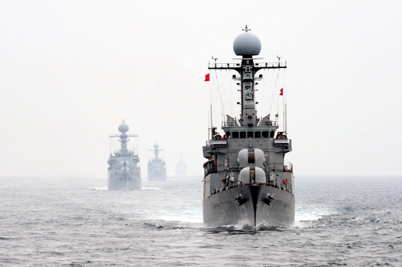 30일 서해상에서 실시된 해군 2함대 종합전투훈련에서 초계함(PCC, 1,000톤급)들이  사격훈련을 위해 진형을 형성하며 기동하고 있다.  해군 제공