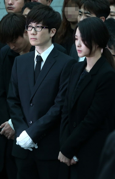 슬픔 잠긴 서태지-이은성 부부