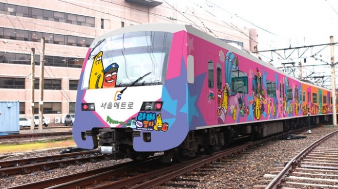 인기 만화영화 캐릭터 애벌레 ‘라바’가 지하철로 변신한다. 서울시는 11월 1일부터 지하철 2호선 10량의 안팎을 라바 캐릭터로 입혀 운행을 시작한다고 30일 밝혔다. 서울시 제공