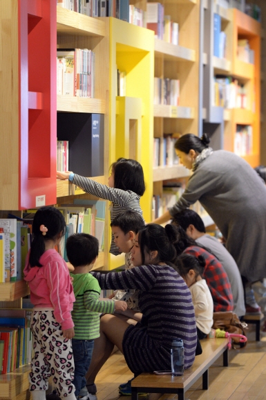 지난 26일 주말을 맞아 경기 파주시 회동길 ‘지혜의 숲’을 찾은 학부모와 아이들. 아시아출판문화정보센터 안에 1~3관으로 나뉘어 운영되는 이 공공도서관은 주말이면 아이들로 인산인해를 이룬다. 도준석 기자 pado@seoul.co.kr